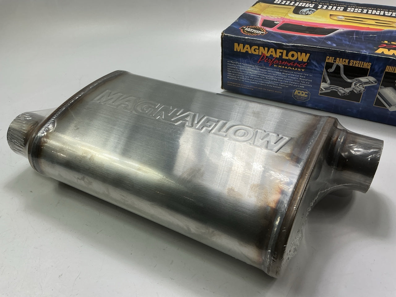 Magnaflow 11236 Stainless Muffler 2-1/2'' Offset Inlet, 2-1/2'' Offset Outlet