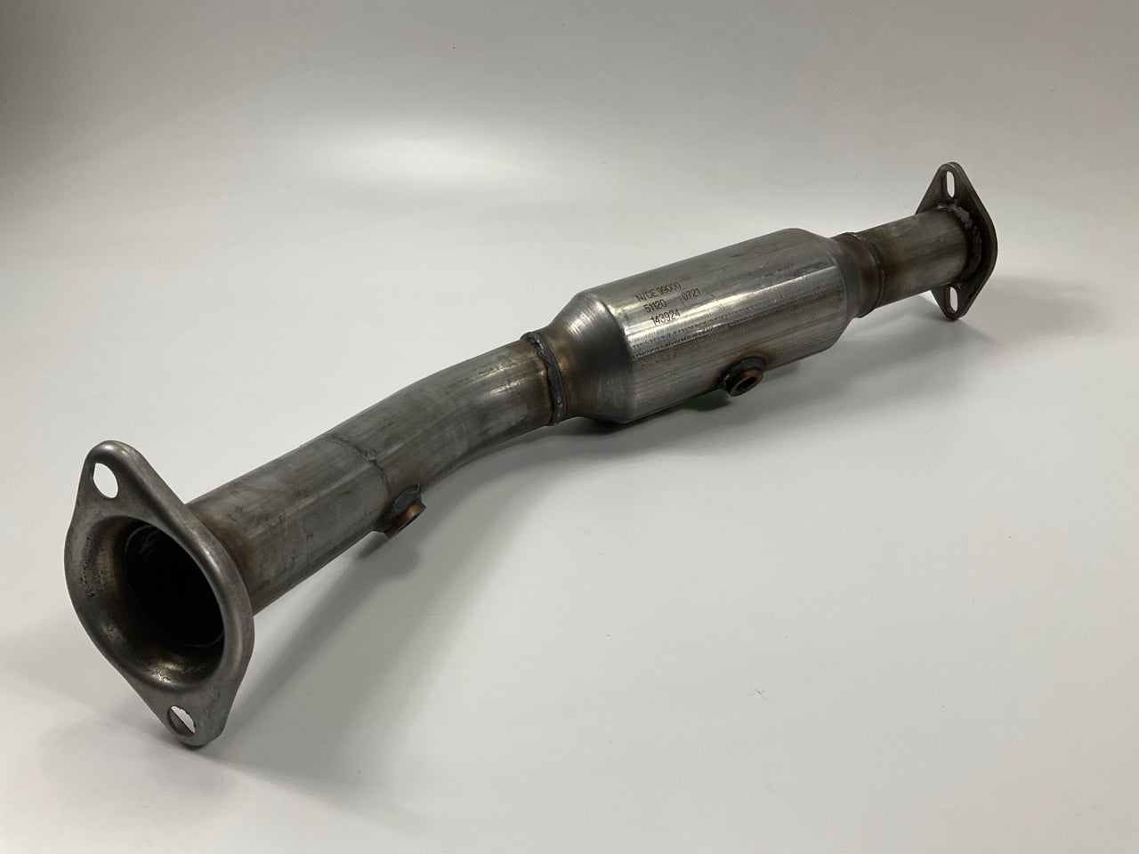 Magnaflow 24085 FRONT Direct Fit EPA Compliant Catalytic Converter 03-06 Mazda 6