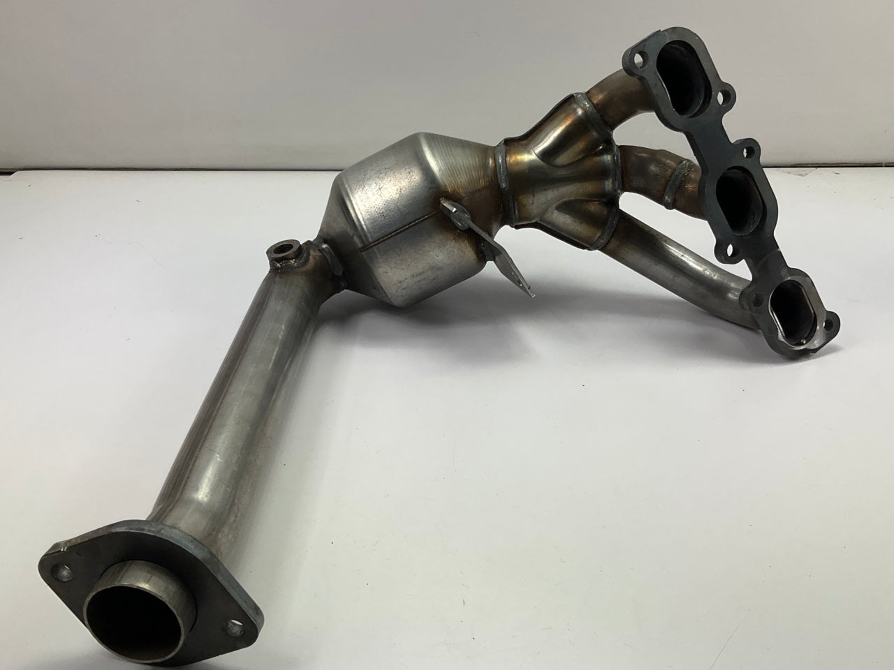 Magnaflow 24230 Direct Fit Front Catalytic Converter & Exhaust Manifold