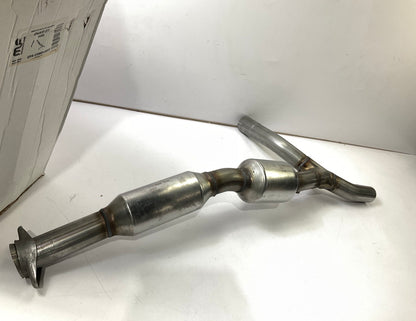 Magnaflow 24308 RIGHT Direct-fit Catalytic Converter - 05-07 Ford E150 E250 4.6L