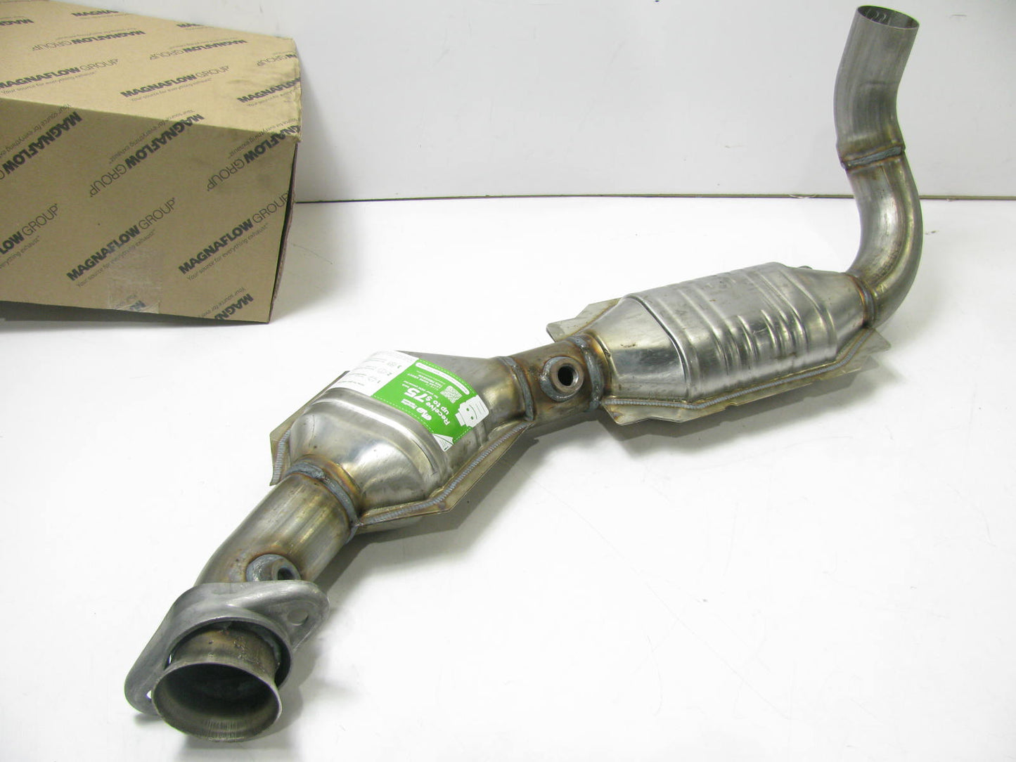 Magnaflow 24440 Direct-Fit LEFT Catalytic Converter - 2003-04 Expedition 4.6L V8