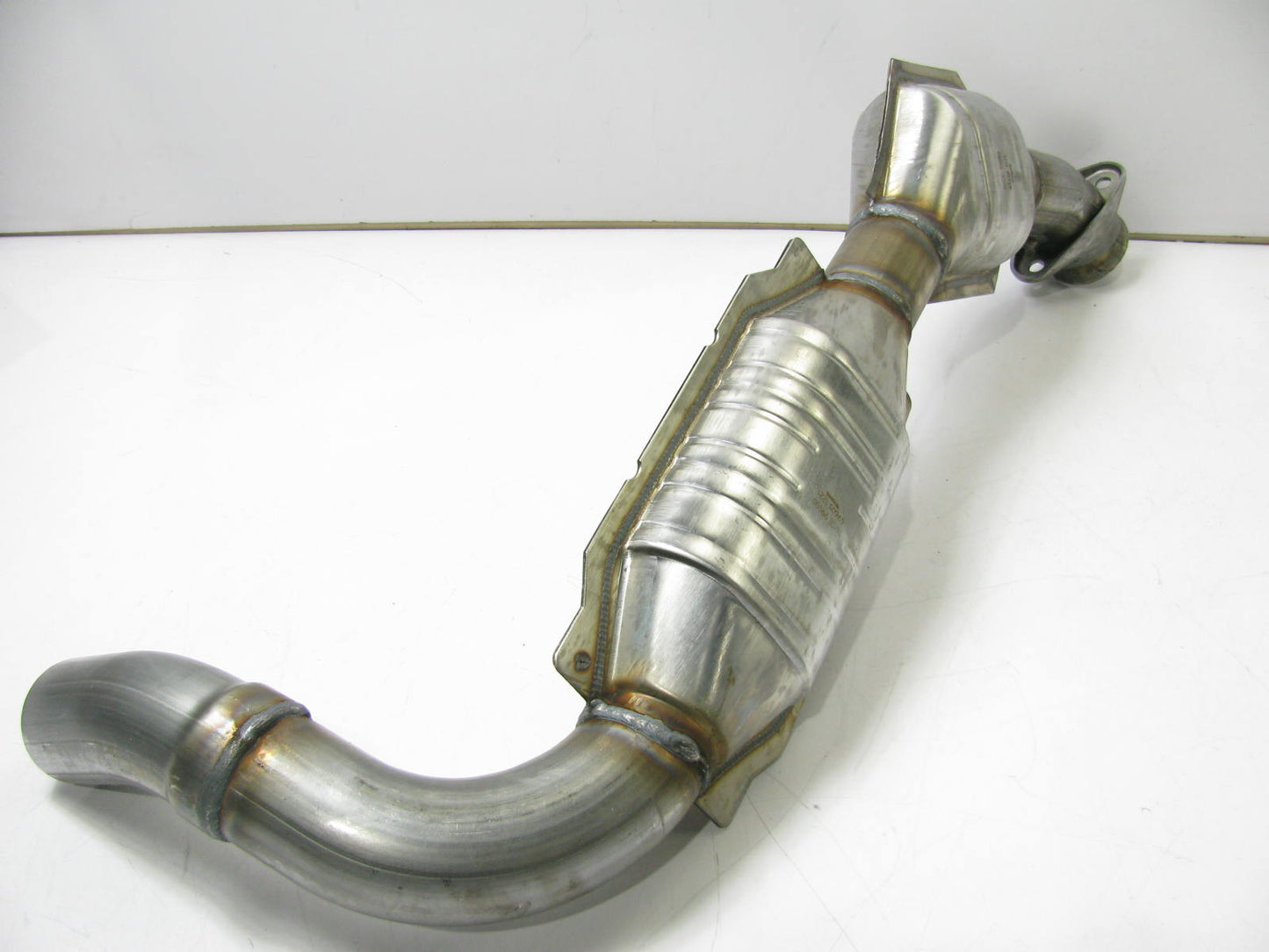Magnaflow 24440 Direct-Fit LEFT Catalytic Converter - 2003-04 Expedition 4.6L V8