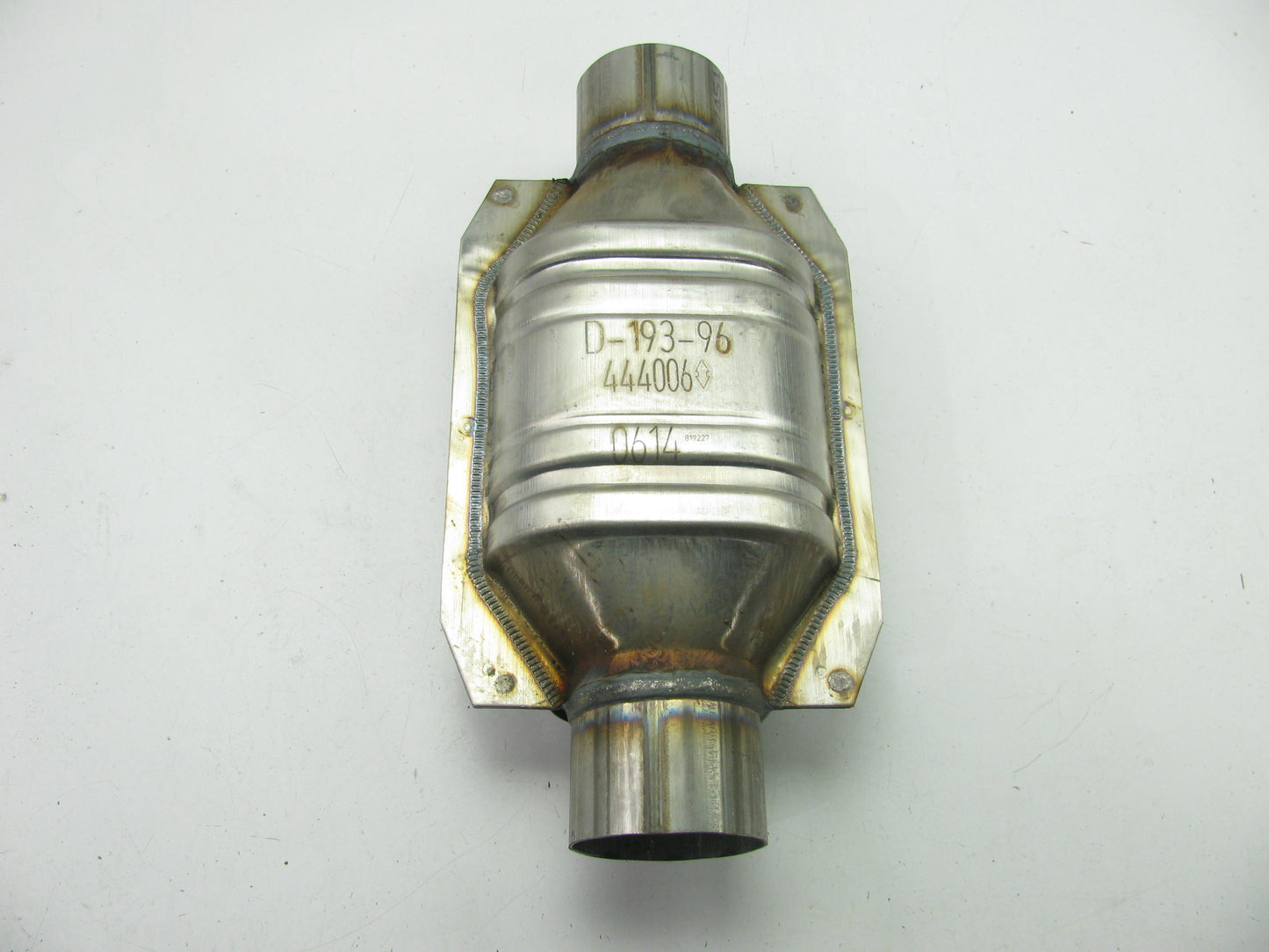 Magnaflow 444006 Universal Catalytic Converter - 2.5'' California CARB Compliant