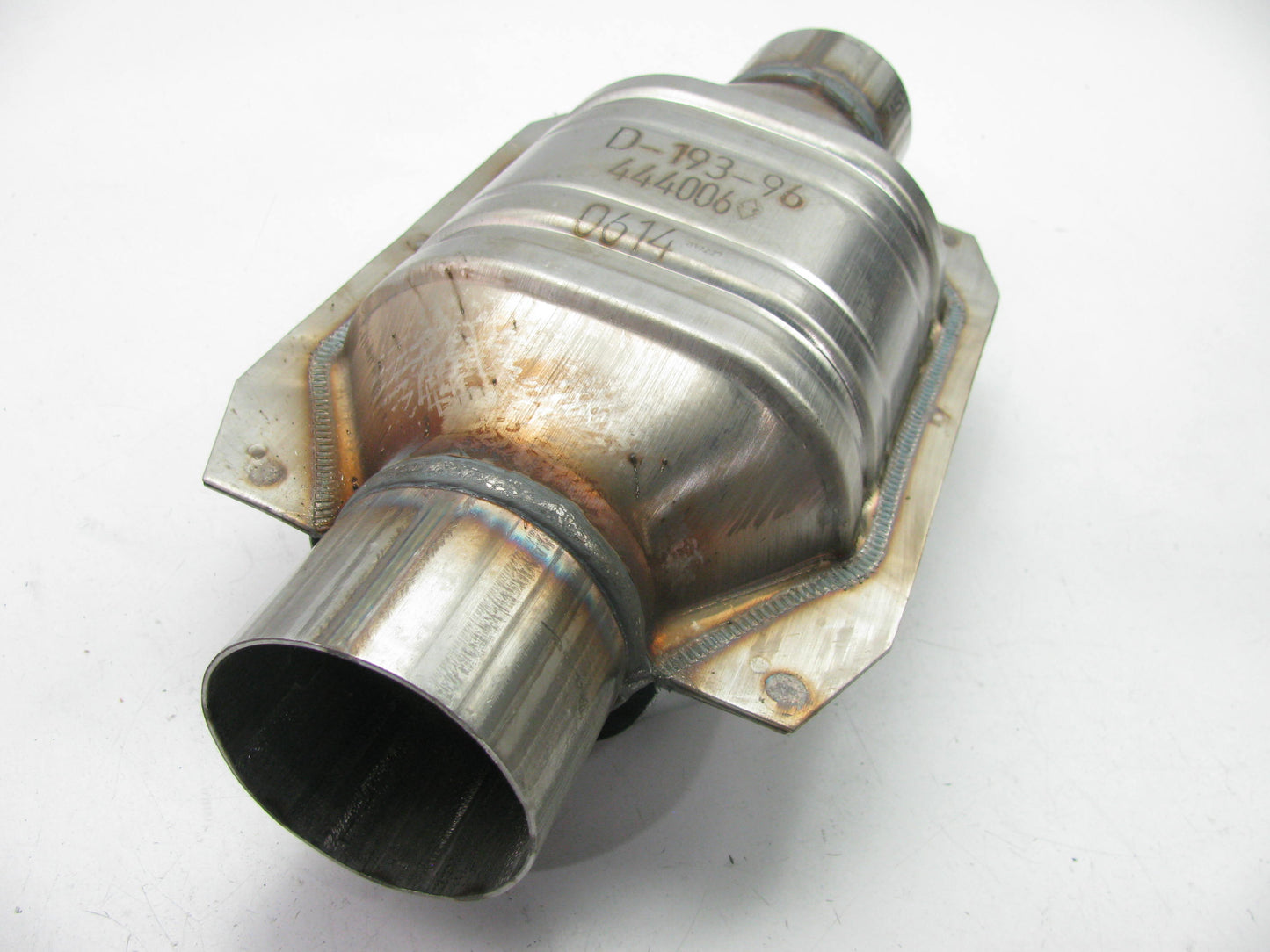 Magnaflow 444006 Universal Catalytic Converter - 2.5'' California CARB Compliant