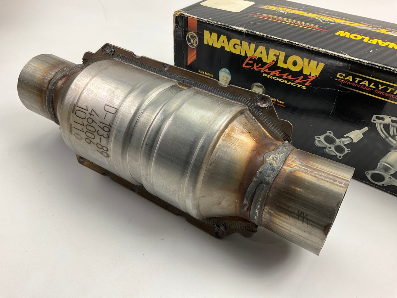 Magnaflow 46006 Universal California OBDII Catalytic Converter: 2-1/2'' In / Out