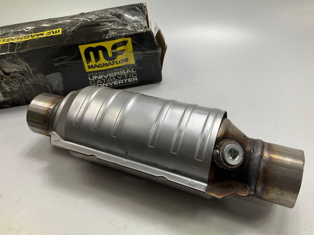 DENTED - Magnaflow 51306 UNIVERSAL EPA Catalytic Converter, 2-1/2'' In Out 15'' L