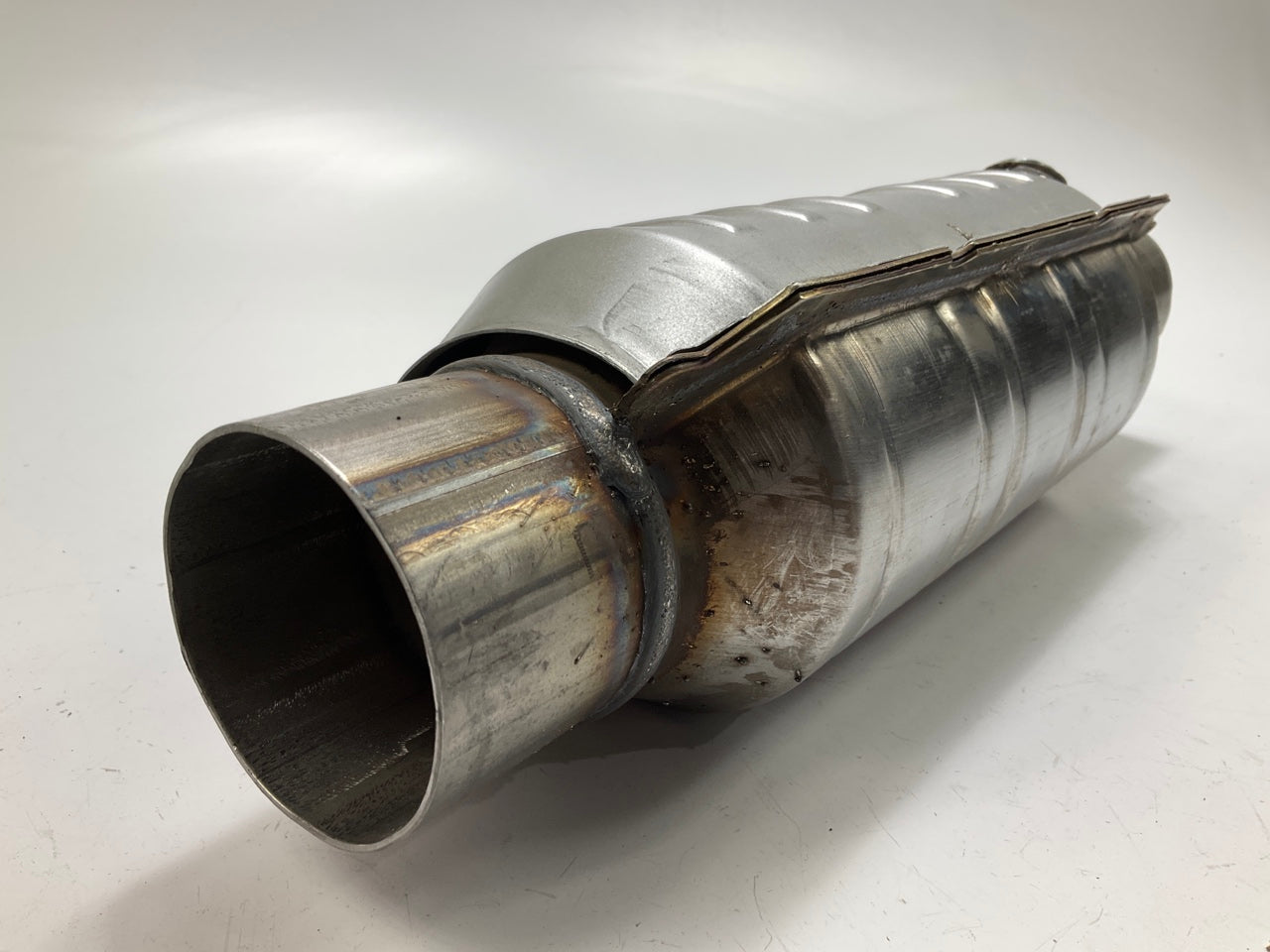 DENTED - Magnaflow 51306 UNIVERSAL EPA Catalytic Converter, 2-1/2'' In Out 15'' L