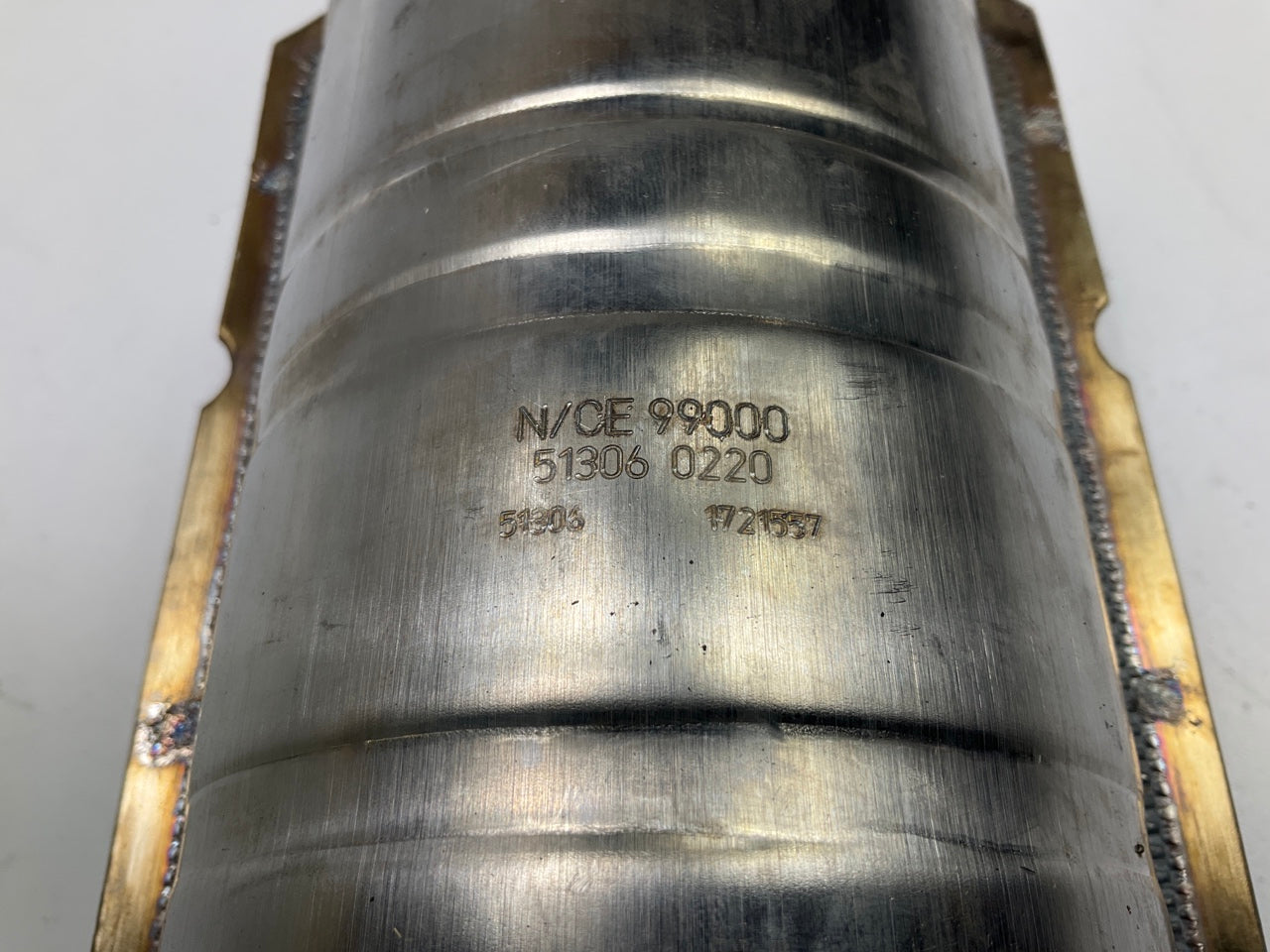 DENTED - Magnaflow 51306 UNIVERSAL EPA Catalytic Converter, 2-1/2'' In Out 15'' L