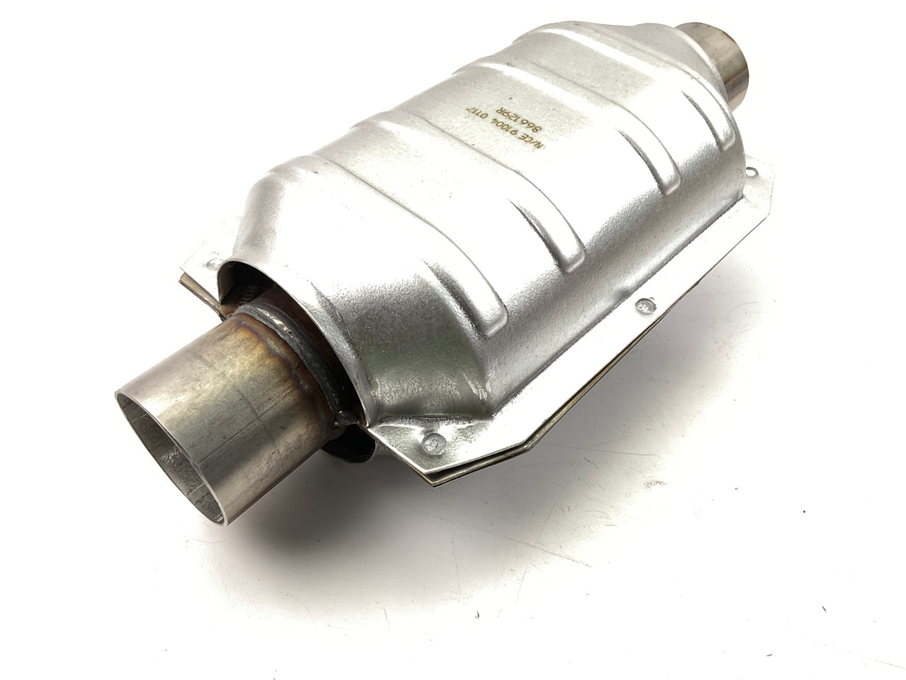 Magnaflow 91004 Universal EPA Compliant Catalytic Converter 2'' Inlet / Outlet