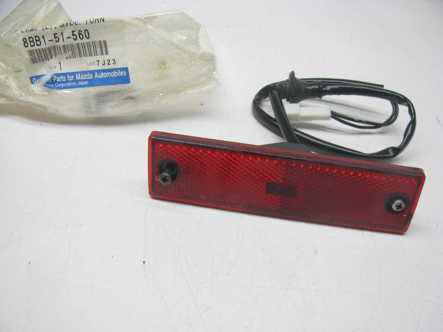 NEW - OEM Mazda 8BB1-51-560 Rear Left Side Marker Lamp Reflector 1990-95 Protege