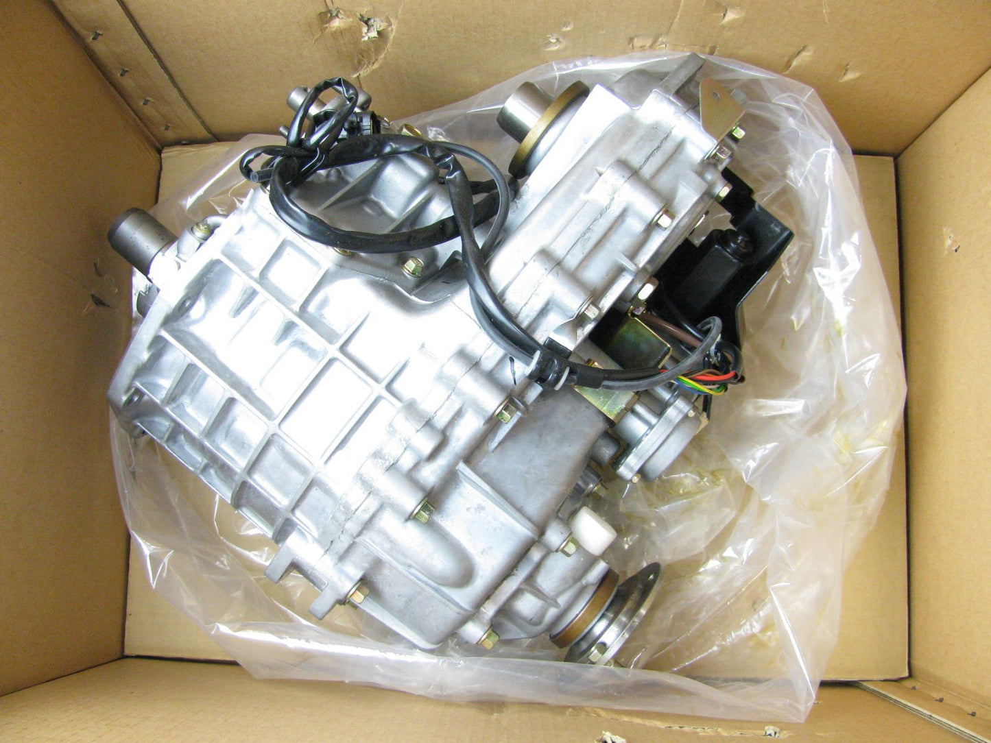 NEW Genuine OEM 1989-1992 Mazda MPV Transfer Case Assembly  R501-17-900