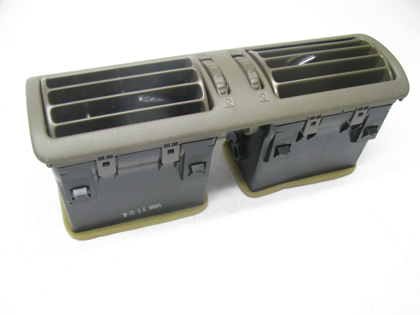 NEW Mazda T043-64-930-90 FRONT CENTER Heater A/C Air Outlet Vent 99-00 Millenia