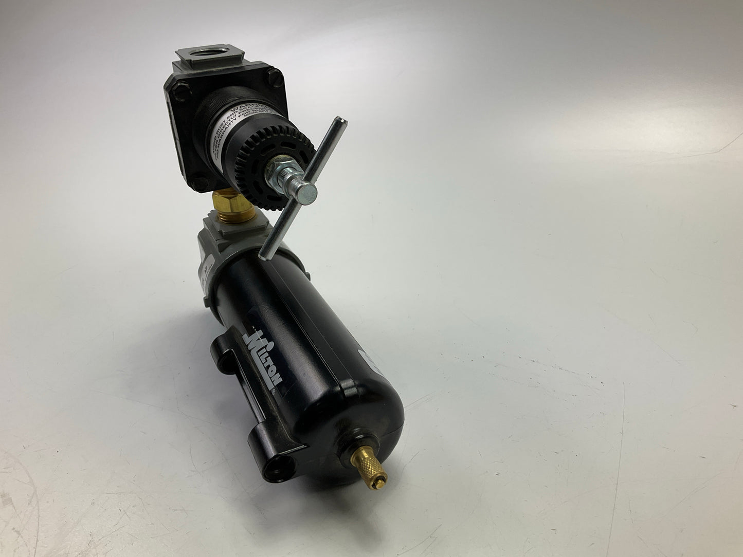MISSING THE GAUGE - Milton 1108 1/2'' Filter And Air Regulator Duo, Black