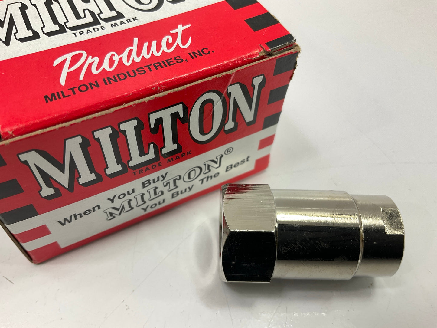 Milton 1470 1/4'' FNPT Lock On Air Chuck (1/4'' Female NPT), Hands Free Inflation