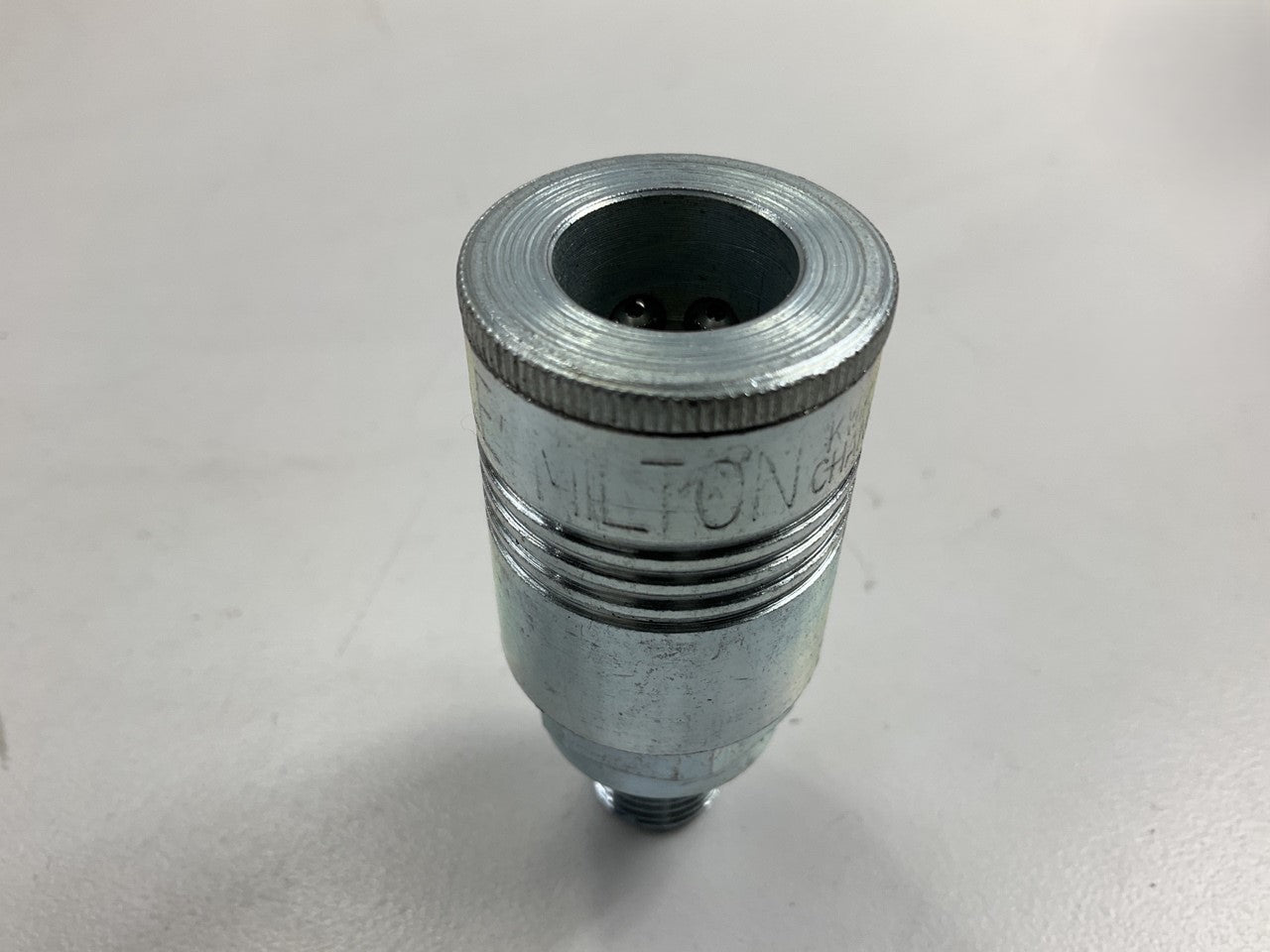 Milton 1804 1/4'' MNPT 3/8'' Coupler P-Style