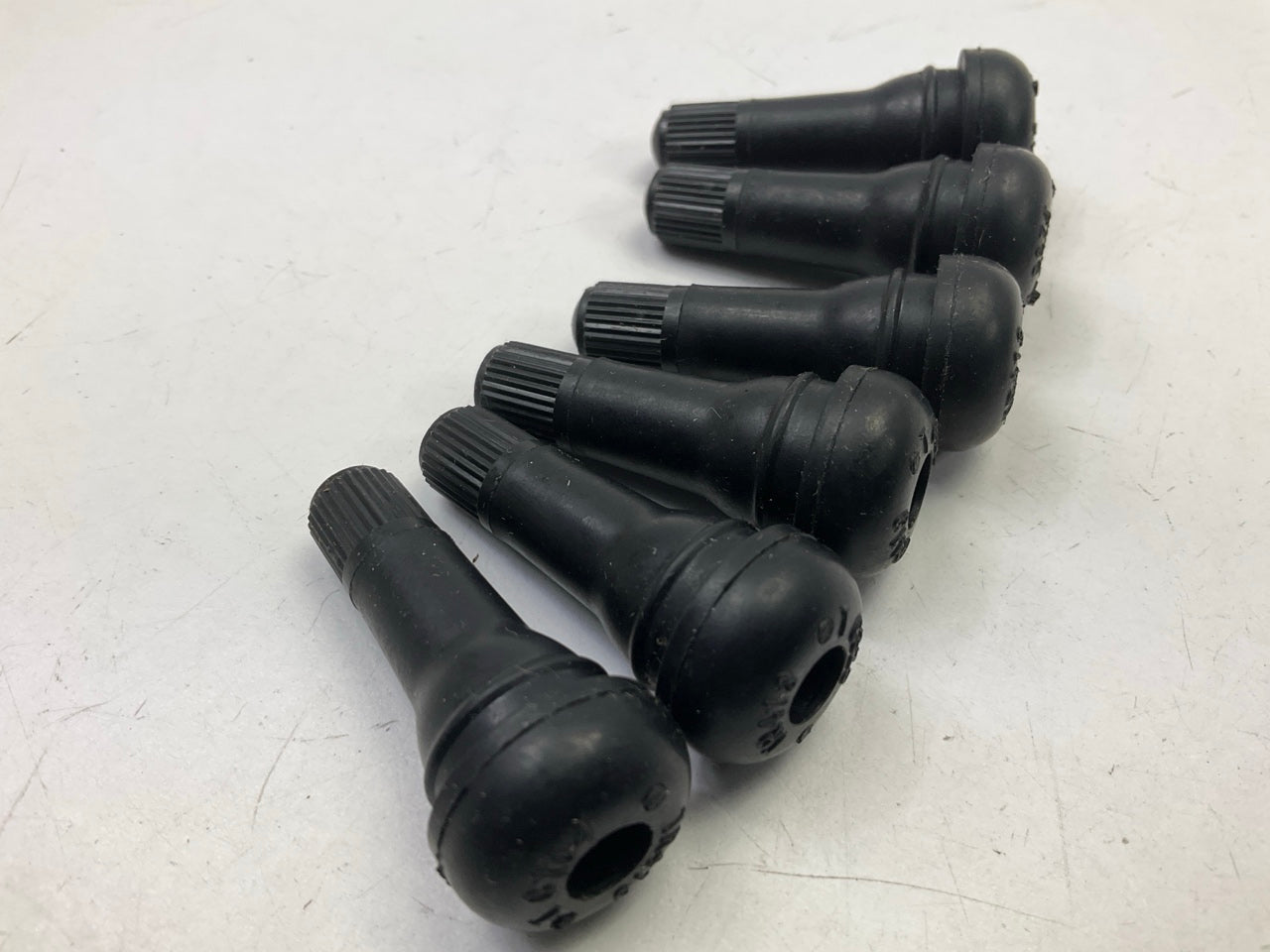 Milton 413-50 1-1/4'' Tubeless Tire Valves - Box Of 50