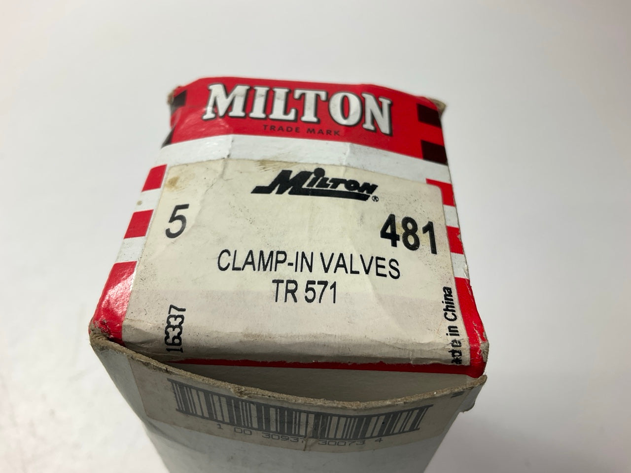 Milton 481 3-17/32'' Clamp-In Truck Valve For 5/8'' Side Hole Mount, 200 PSI