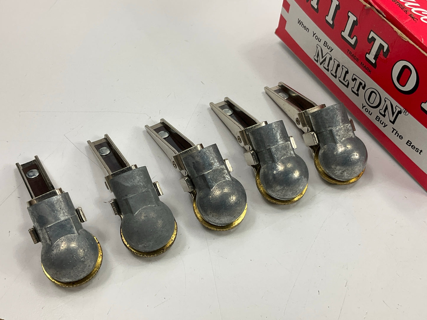 5 / Pack - Milton 500-43 7/16''-27 UNS Single Head Grip Air Chuck