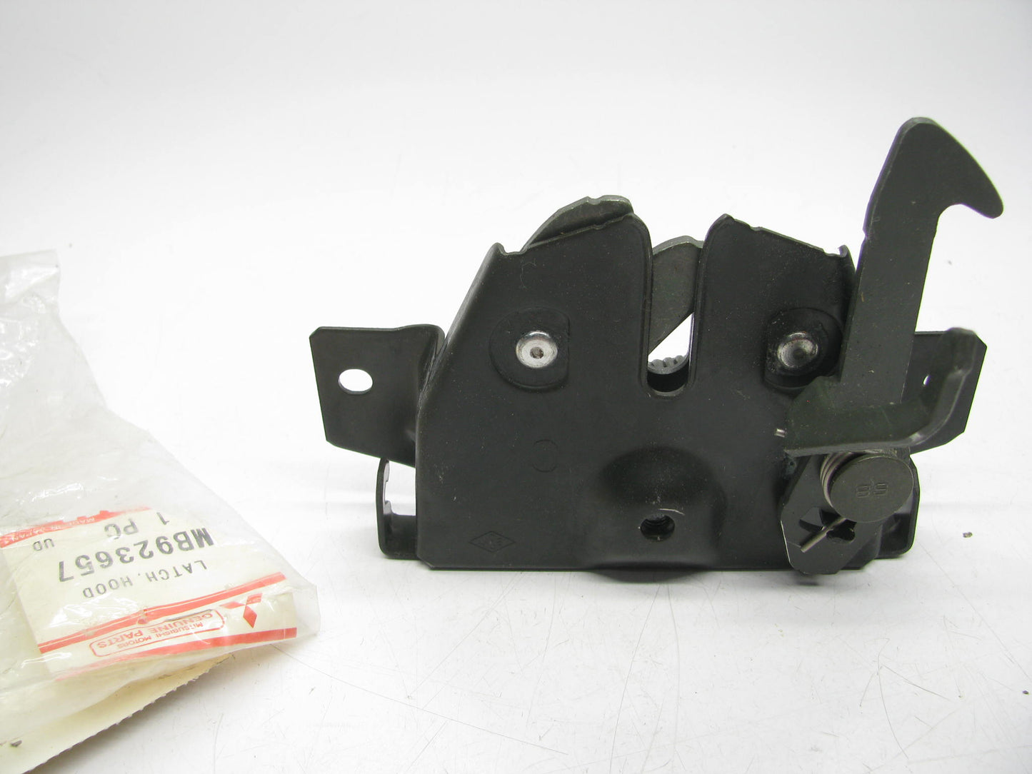 OEM   Mitsubishi  MB923657 Hood Latch