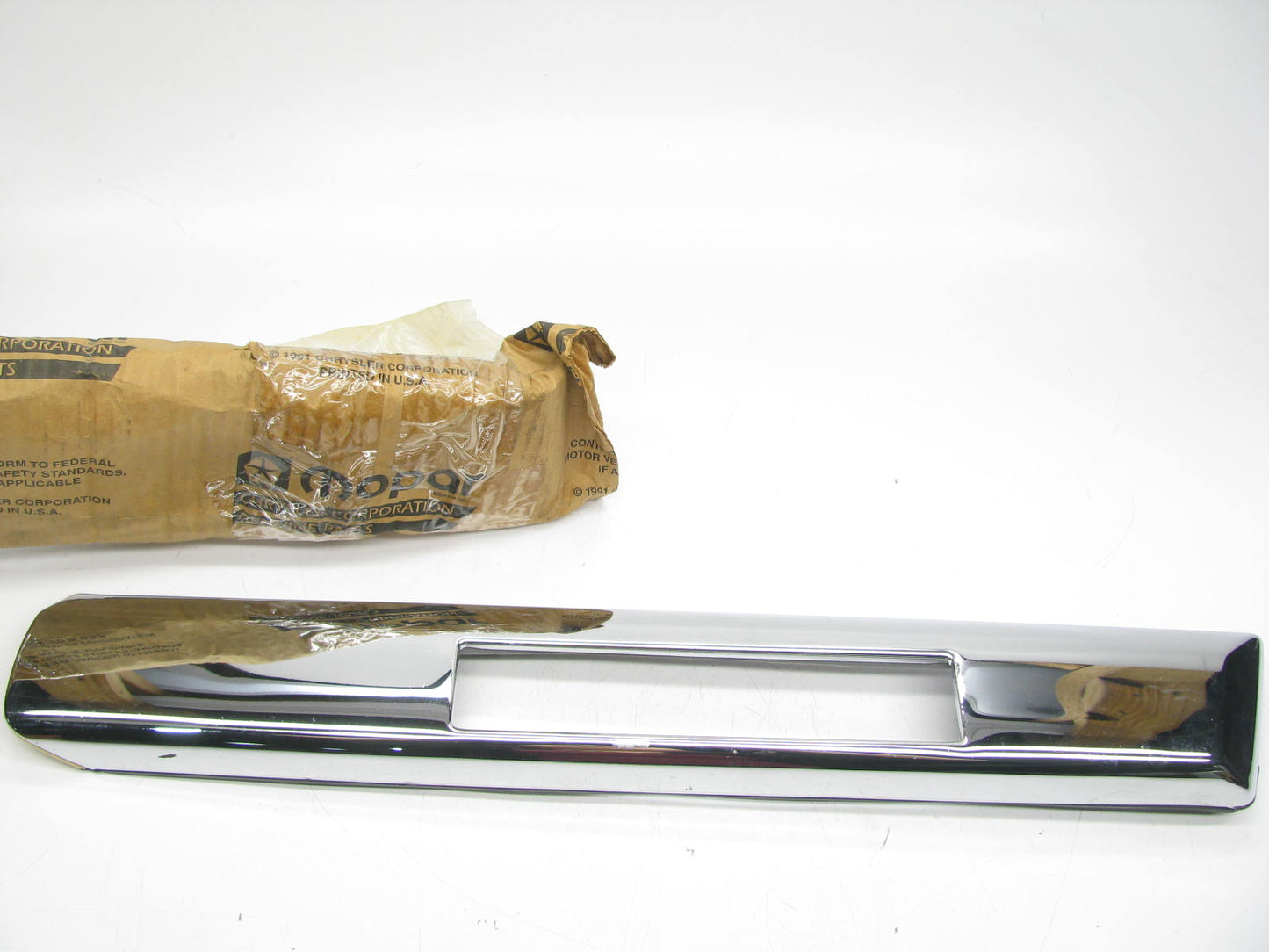 NEW - OEM 04494735 Front Left Side Marker Surround Moulding For 1988 Dynasty