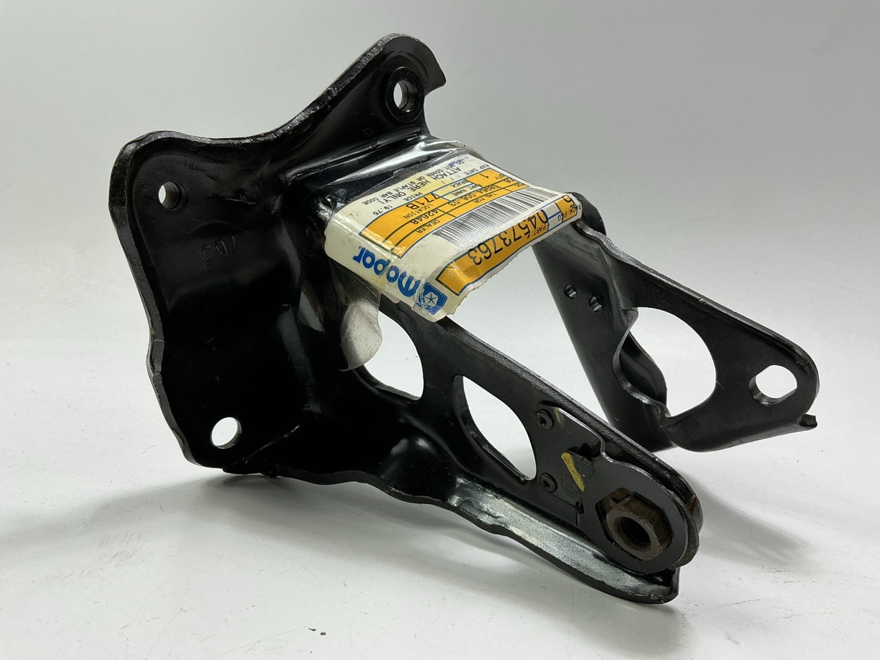 NOS OEM Mopar 4573763 Engine Right Passengers Mount Bracket For 97-00 2.5L V6