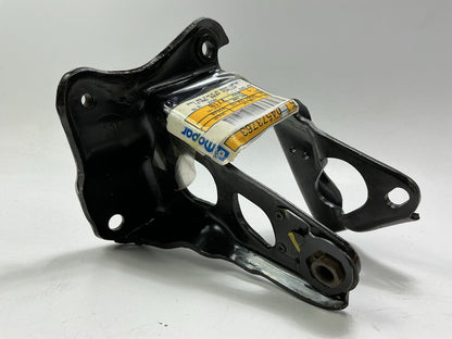 NOS OEM Mopar 4573763 Engine Right Passengers Mount Bracket For 97-00 2.5L V6