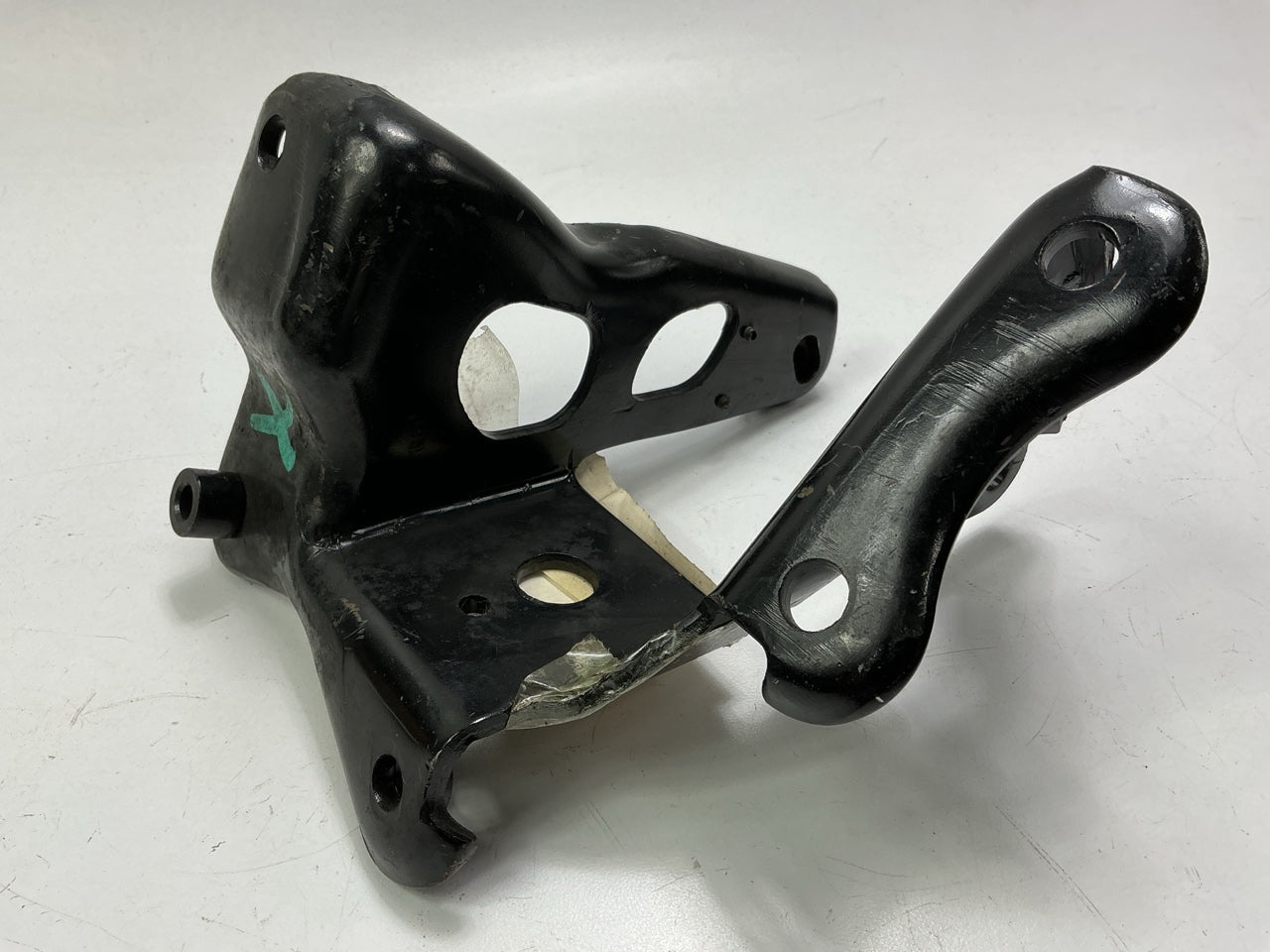 NOS OEM Mopar 4573763 Engine Right Passengers Mount Bracket For 97-00 2.5L V6