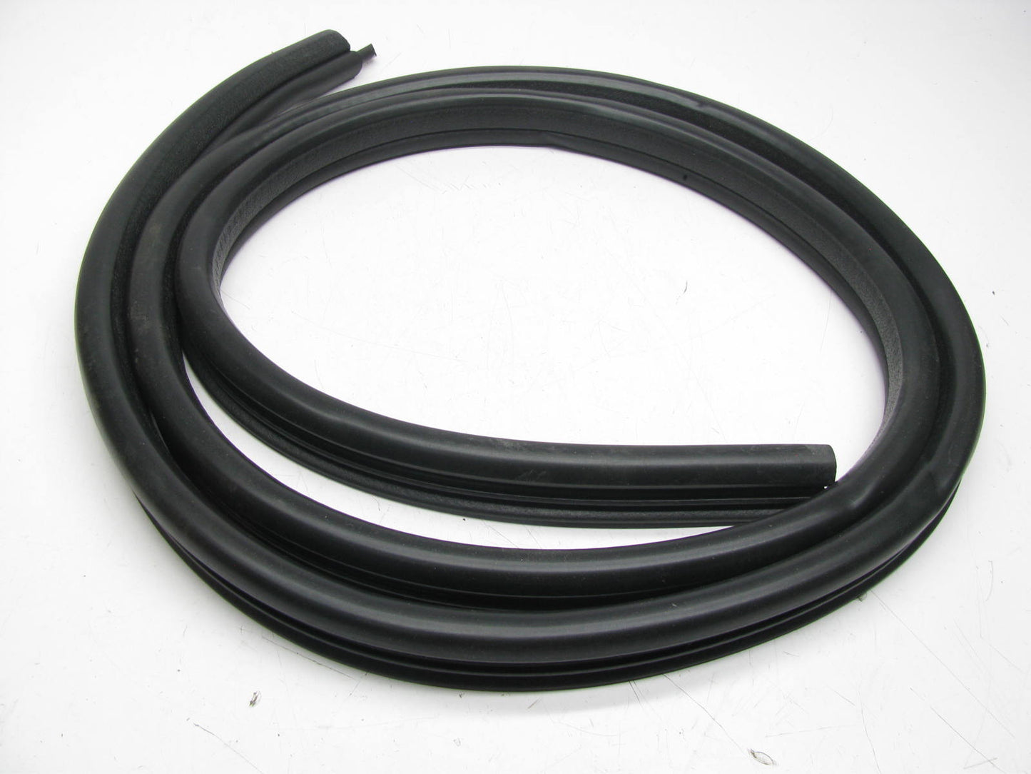 NOS - OEM 4675540 Rear Side Window Glass Weatherstrip Seal