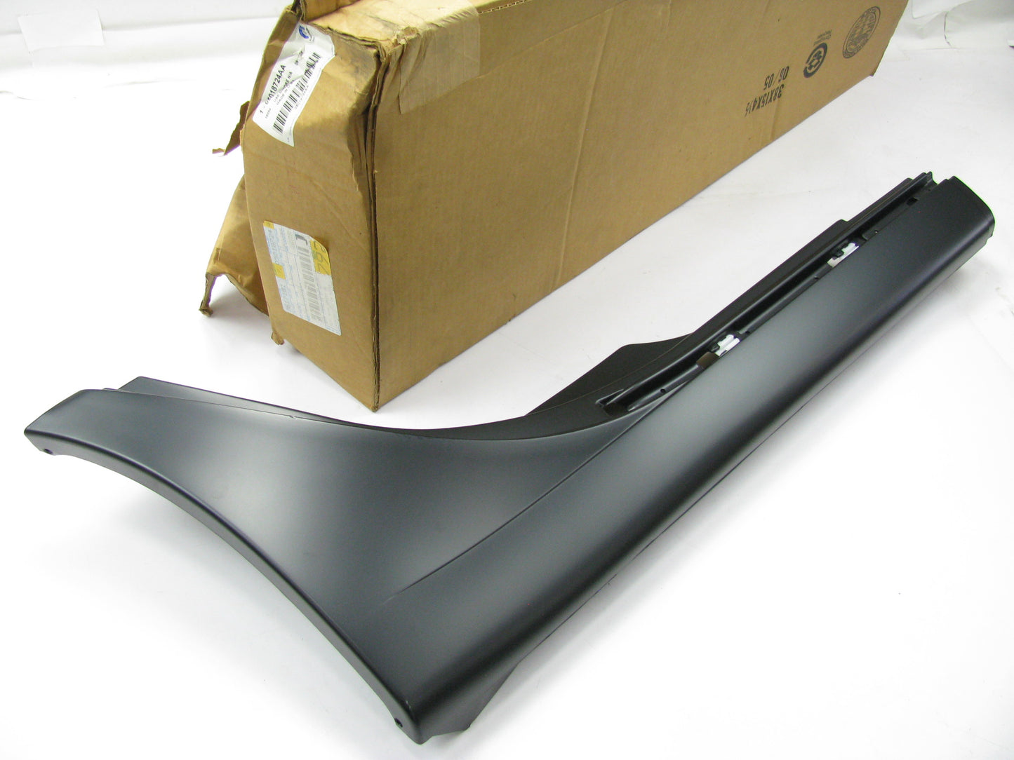 NEW - OEM 5018724AA Right Quarter Panel Cladding 99-04 300M 99-00 Intrepid