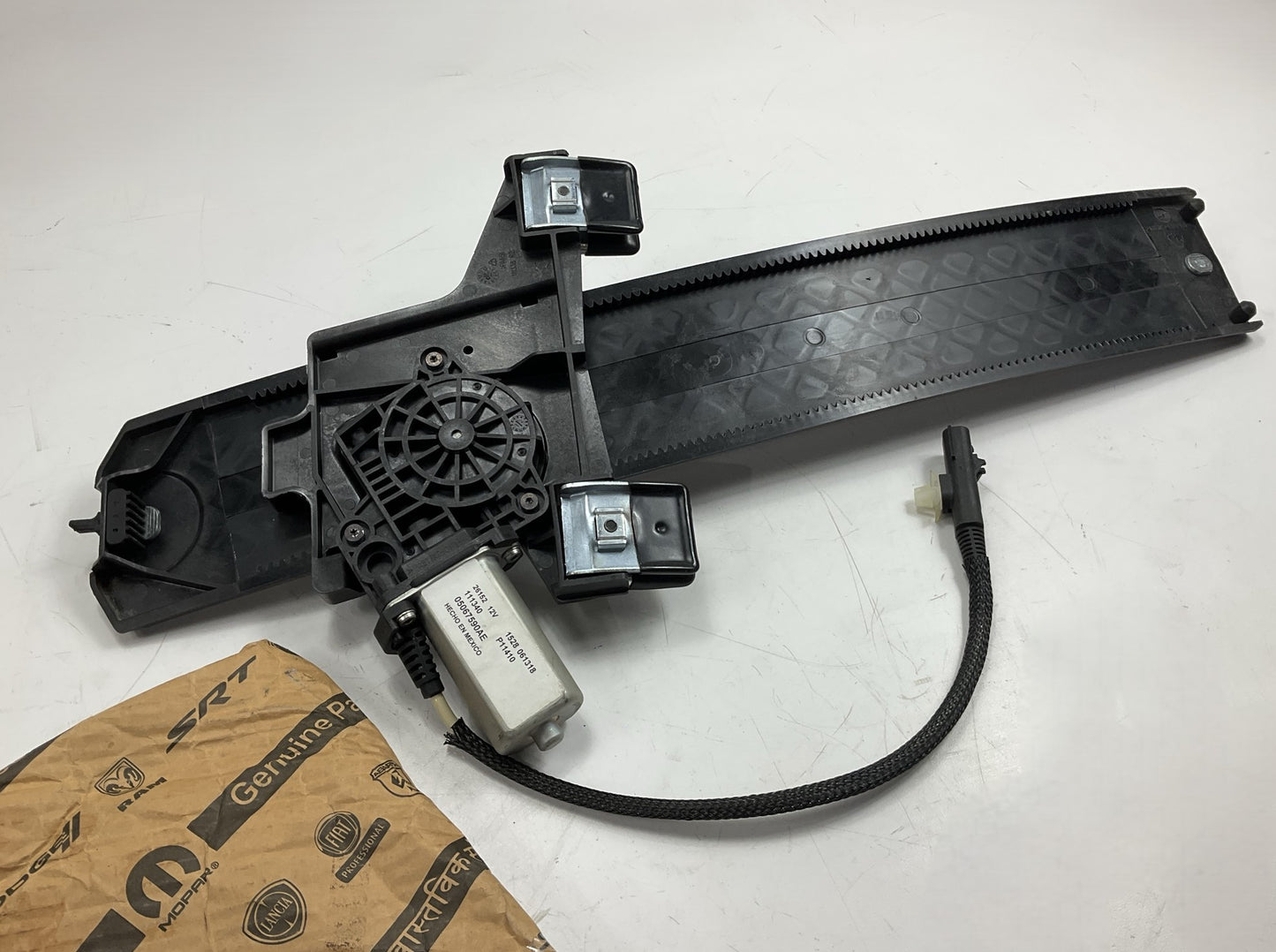 NEW OEM Mopar 5067590AE Front Right Window Motor For 06-10 Chrysler PT Cruiser