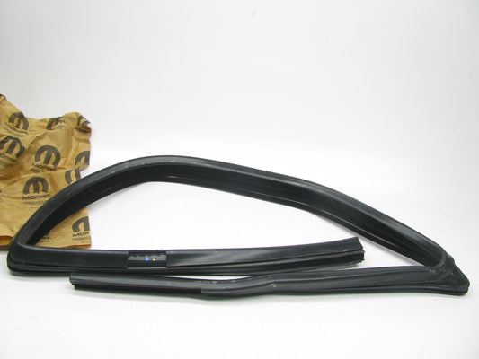 NEW - OEM 5074560AC Front Right Door Glass Weatherstrip For 2007-08 Chrysler 200