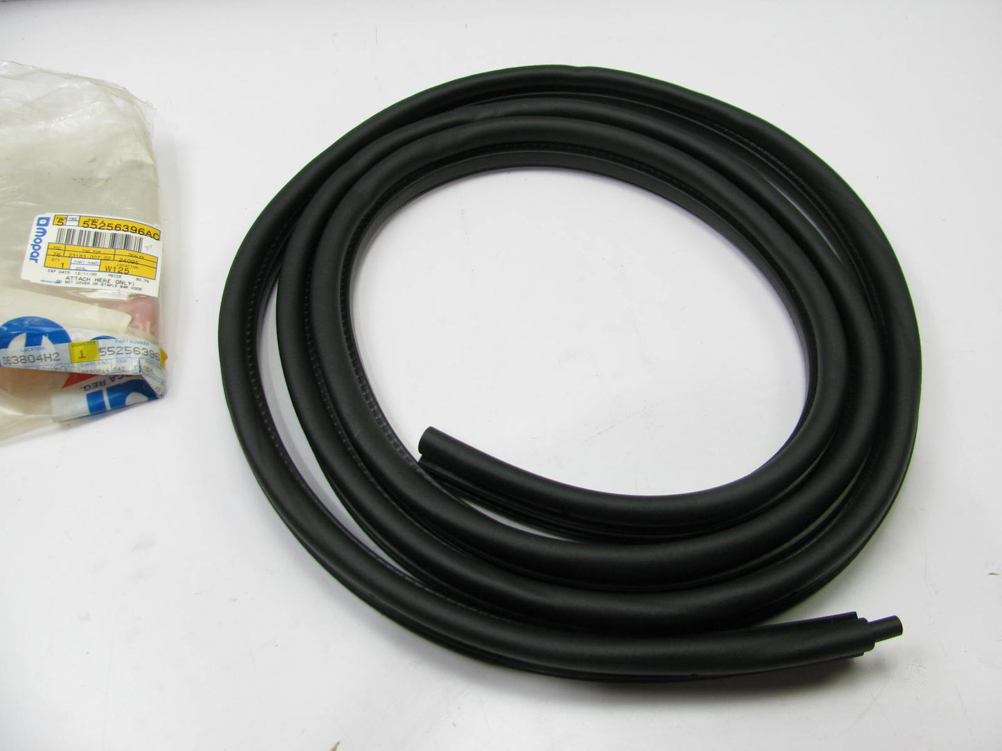 NEW 55256396AC FRONT RIGHT Door Weatherstrip Seal OEM For 98-03 Dodge Durango