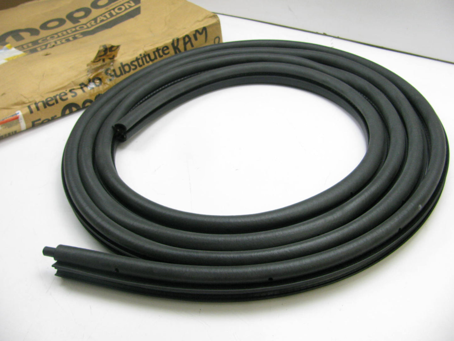 Mopar 55276503AA Front Left Door Window Weatherstrip Seal For 2001-02 Dodge Ram
