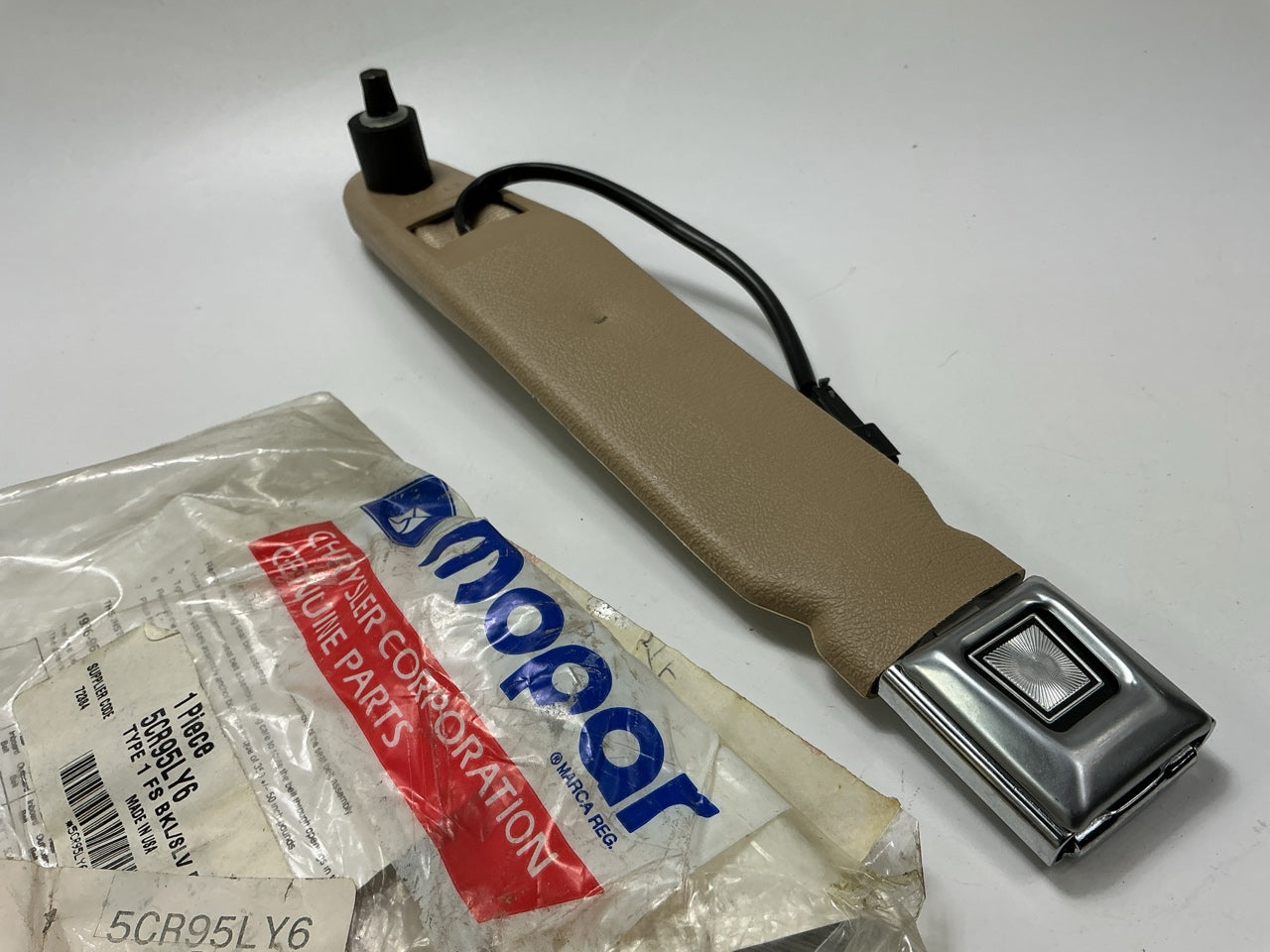 NOS Mopar 5CR95LY6 Front Left Seat Belt Buckle ''sand'' For 1991-95 Jeep Cherokee