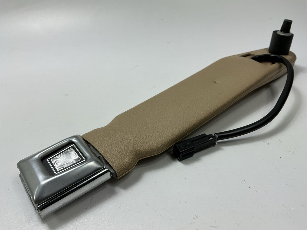 NOS Mopar 5CR95LY6 Front Left Seat Belt Buckle ''sand'' For 1991-95 Jeep Cherokee