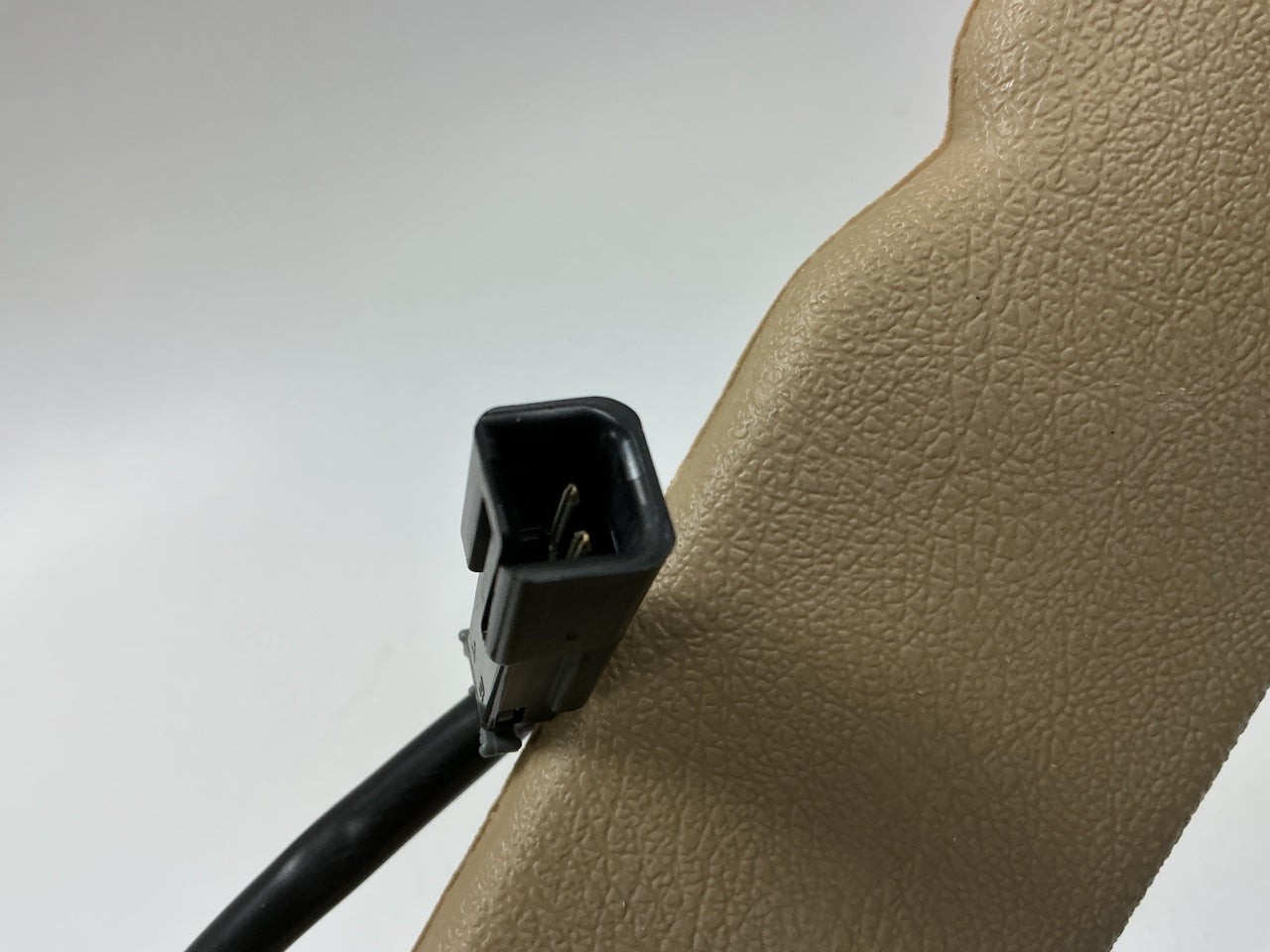 NOS Mopar 5CR95LY6 Front Left Seat Belt Buckle ''sand'' For 1991-95 Jeep Cherokee