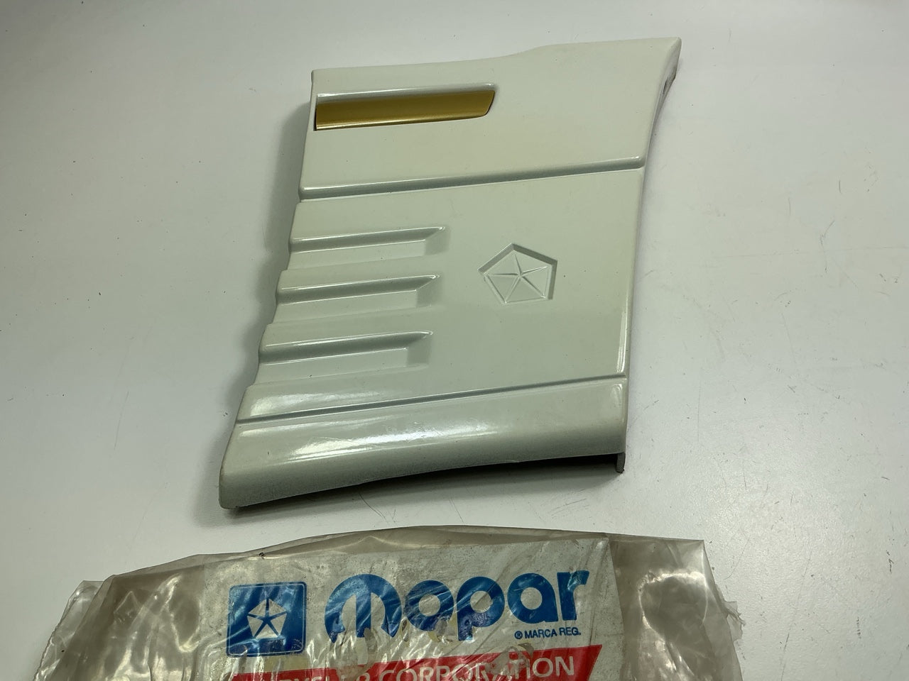 NOS Mopar 5DG36MW7 Right Fender Trim Moulding Cladding For 1993 Grand Cherokee