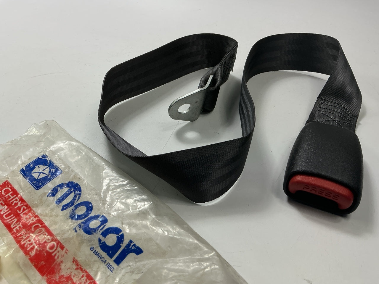 NOS OEM Mopar 5DW56RAZ Rear Seat Belt Buckle