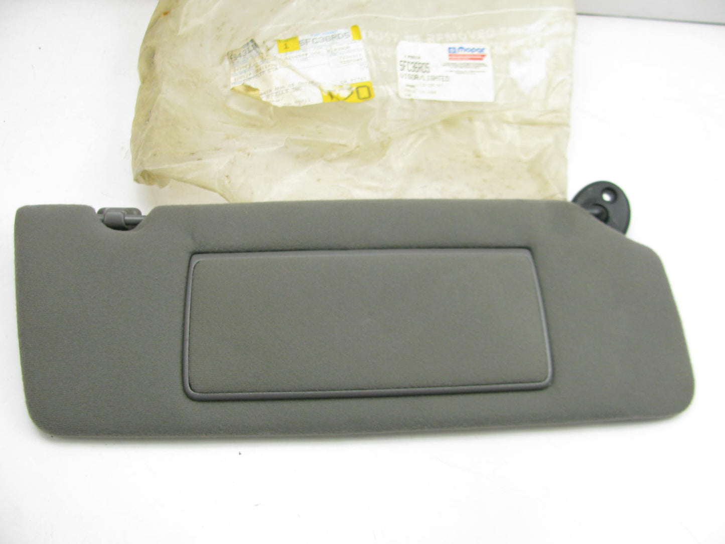 NEW - OEM MOPAR 5FC36RD5 RIGHT Sun Visor W/ Mirror For 1994-1995 Grand Cherokee
