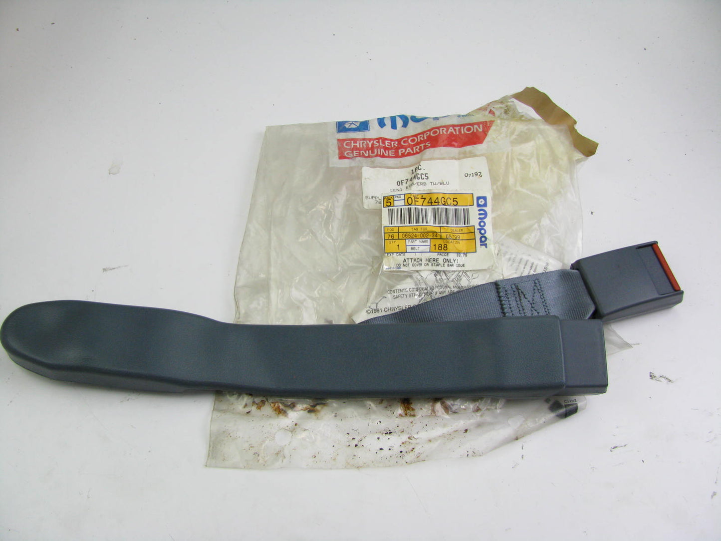 NEW F744GC5 REAR Inner Seat Belt Buckle, BLUE OEM For 1989 Dynasty, New Yorker