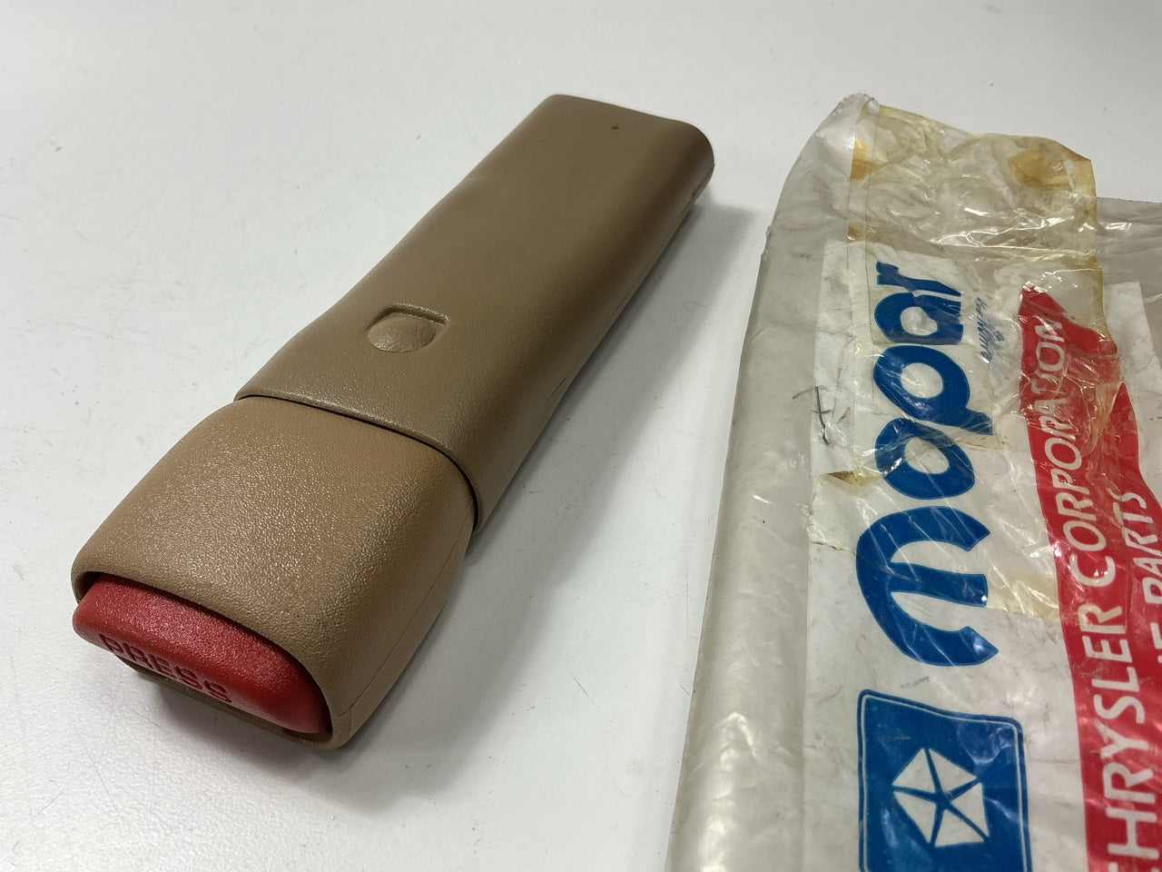 NOS OEM Mopar GP20SK5 Front Seat Belt Buckle (Receptacle)
