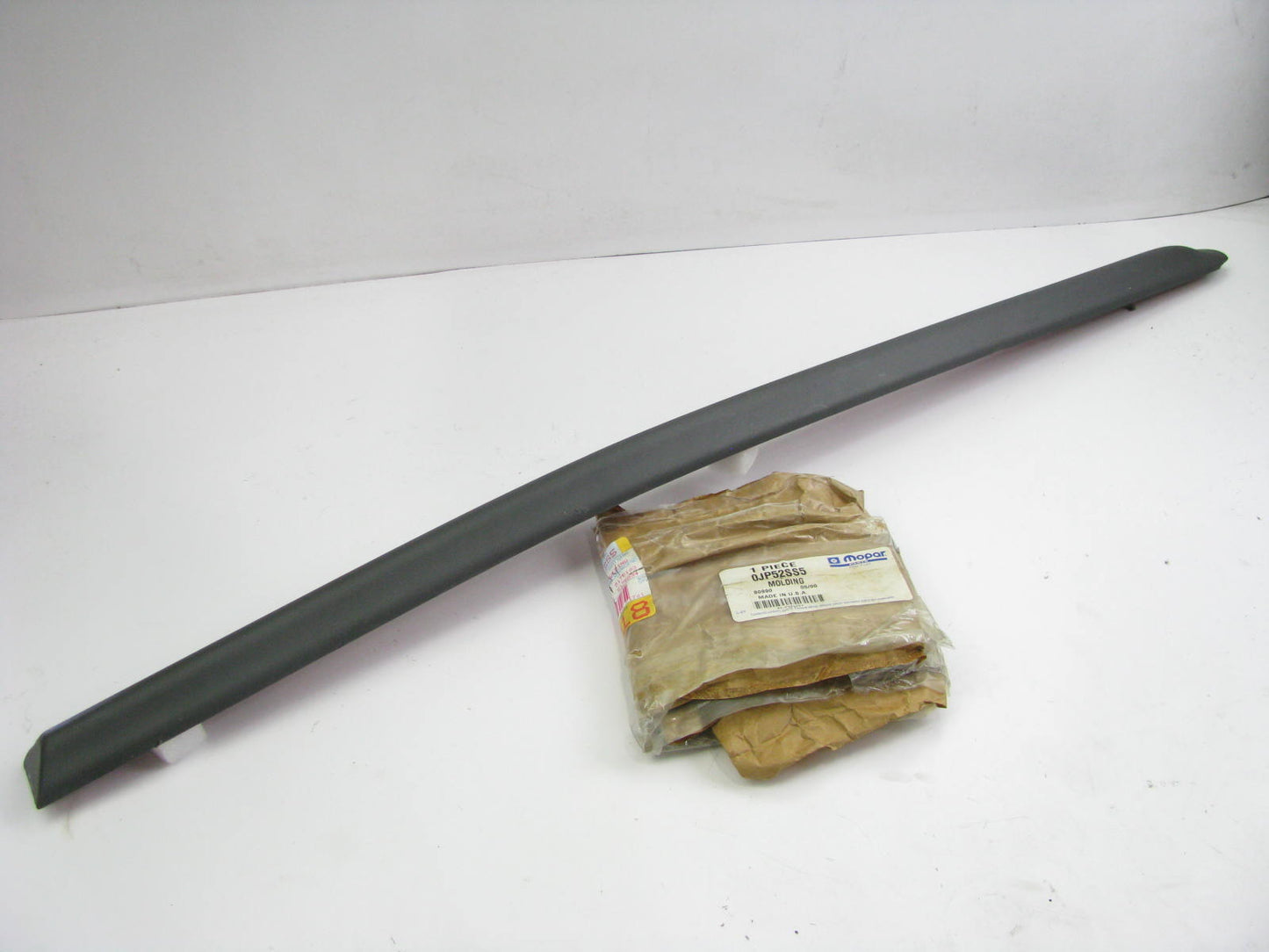NEW - OEM JP52SS5 Right Sliding Door Moulding For 1996-00 Caravan & Voyager