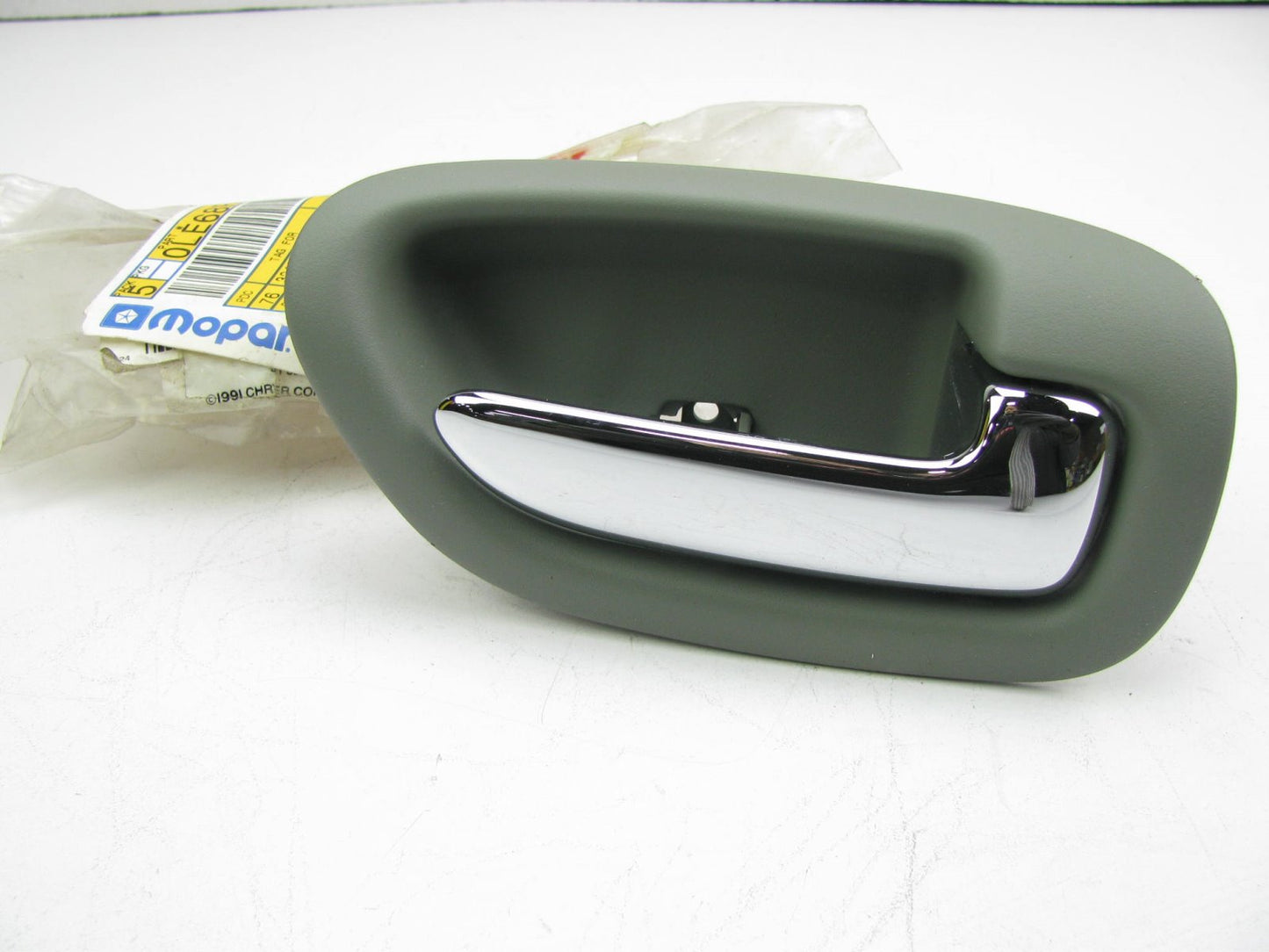 NEW - OEM LE68RJK REAR RIGHT Side Interior Door Handle SILVERFERN CHROME