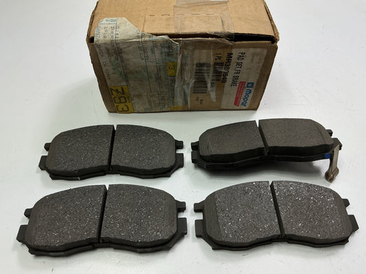 NEW OEM Mopar MR389540 Front Brake Pads For 1999-2000 Sebring, Avenger