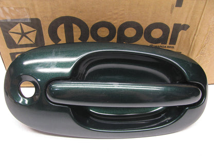 OEM  RH Sliding Door Handle W/key Hole  QJ98SG8 For 96-98 Town & Country