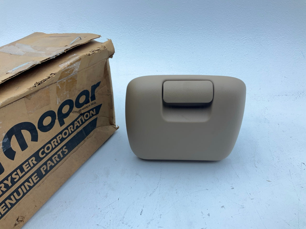 NEW OEM RV47RK5AA Front Console Lid ''door'' 04678529 For 1996-2000 Dodge Caravan