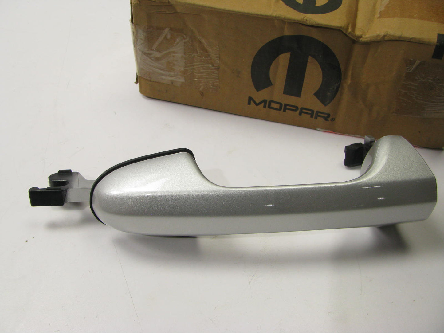 OEM  Right Rear Silver Exterior Door Handle TY24WS2AD For 04-08 Pacifica