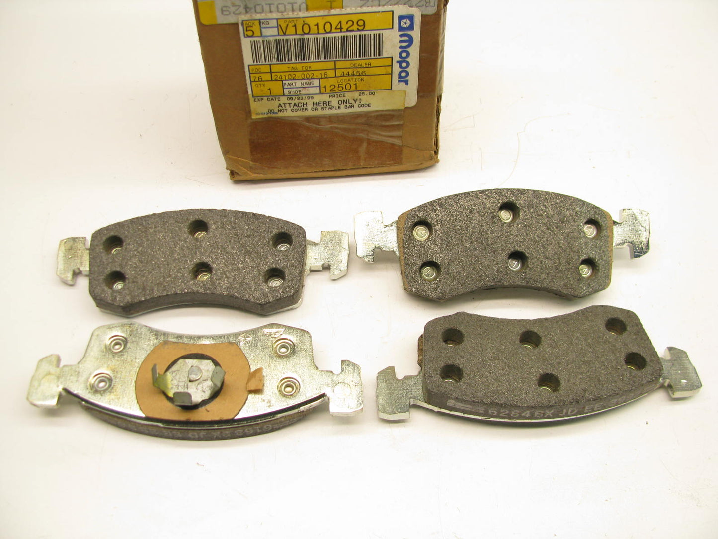 NEW GENUINE V1010429 FRONT Brake Pads For Mopar