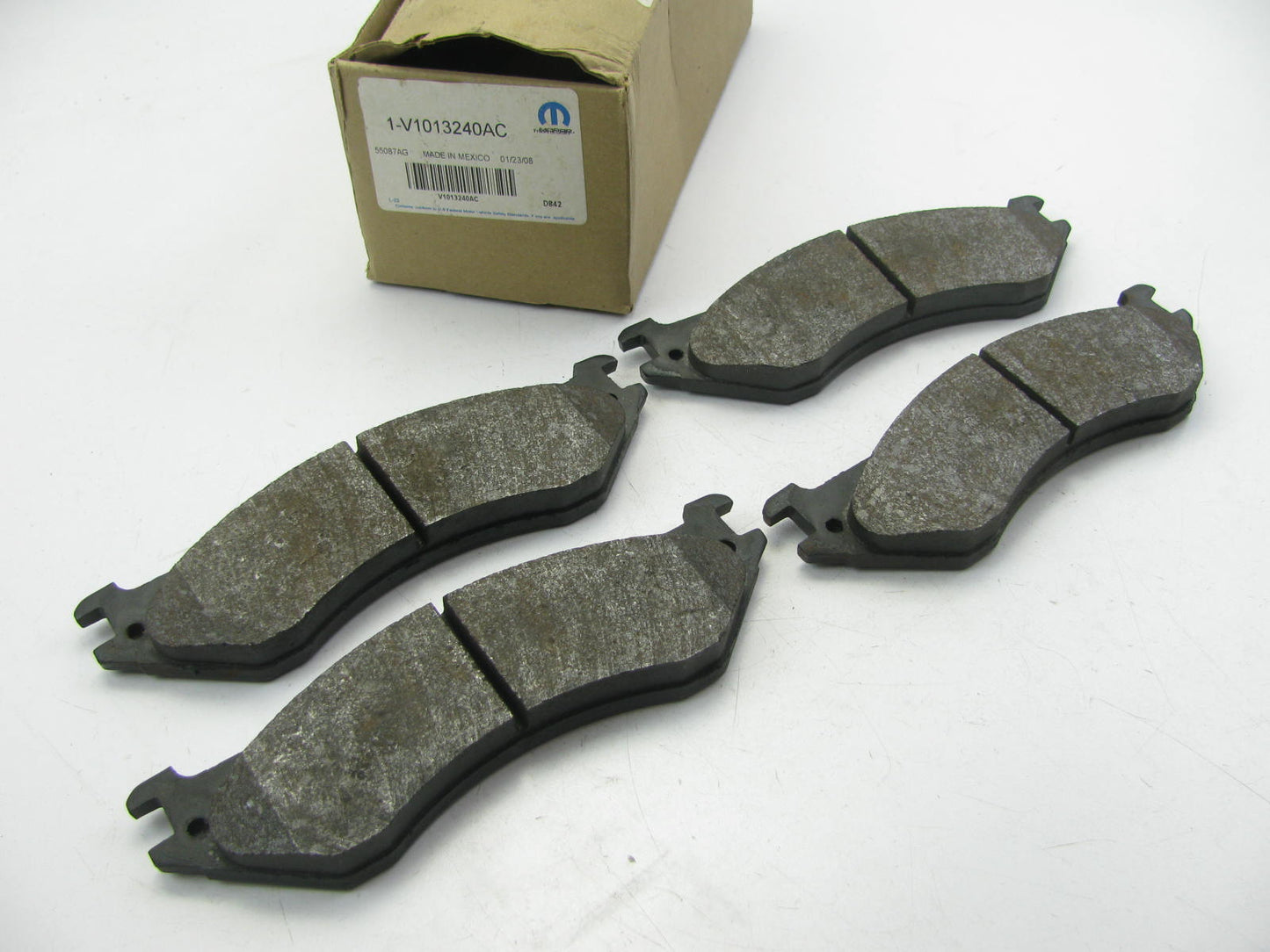 NEW - OEM Mopar V1013240AC Front Disc Brake Pads For 2000-2001 Dodge Ram 1500