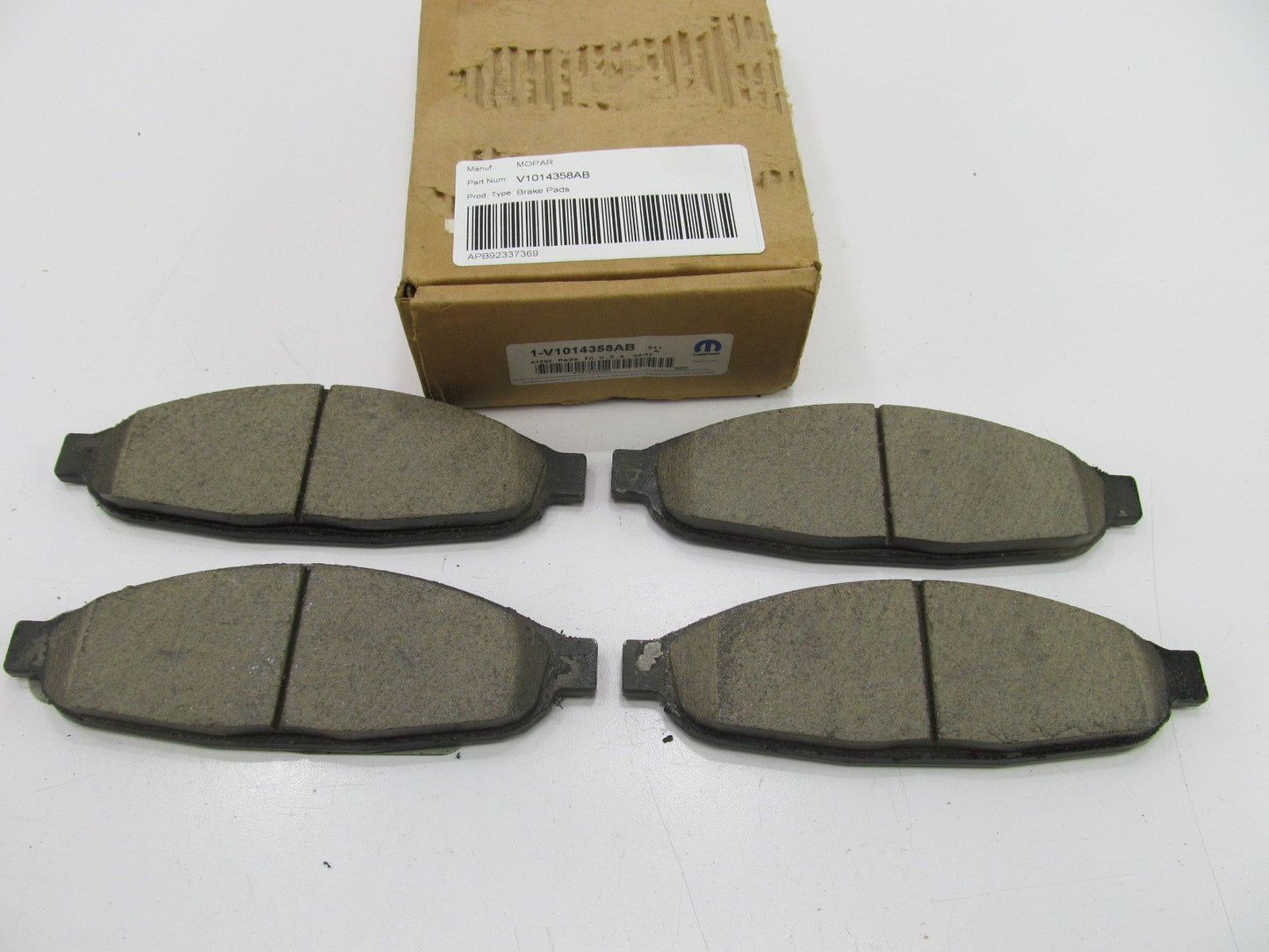 New Genuine OEM V1014358AB FRONT Brake Pads For 2004-2008 Pacifica